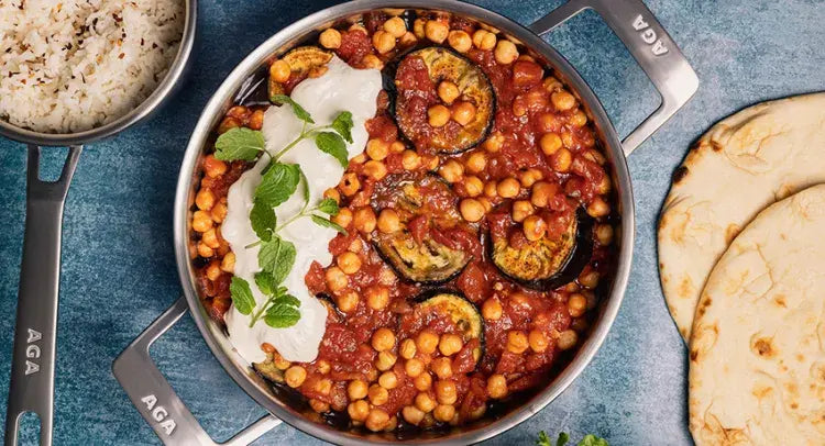 AGA recept: Geroosterde aubergine met pittige kikkererwten-tomatensaus