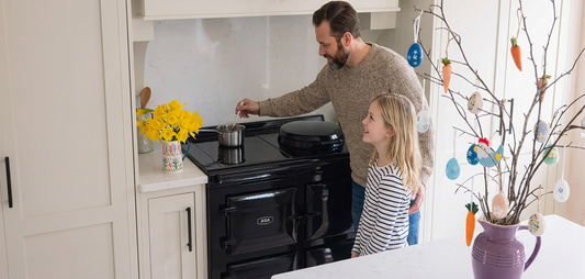 Moeder en dochter in de keuken met een AGA eR7i