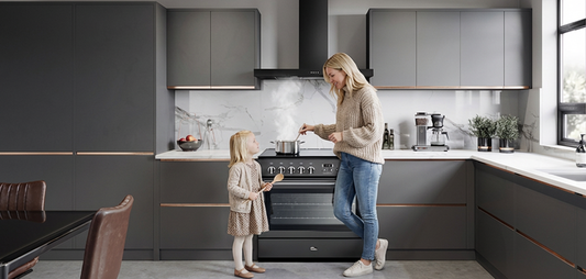 Moeder en dochter in de keuken met een Falcon Deluxe FX en een Falcon Flat afzuigkap