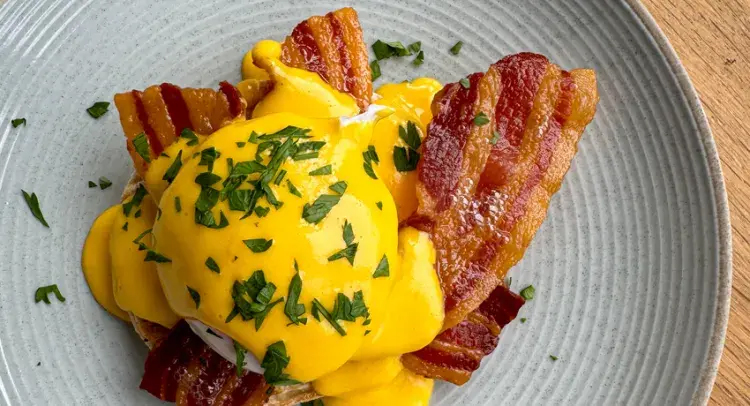 AGA Recept: Eggs Benedict met krokante bacon